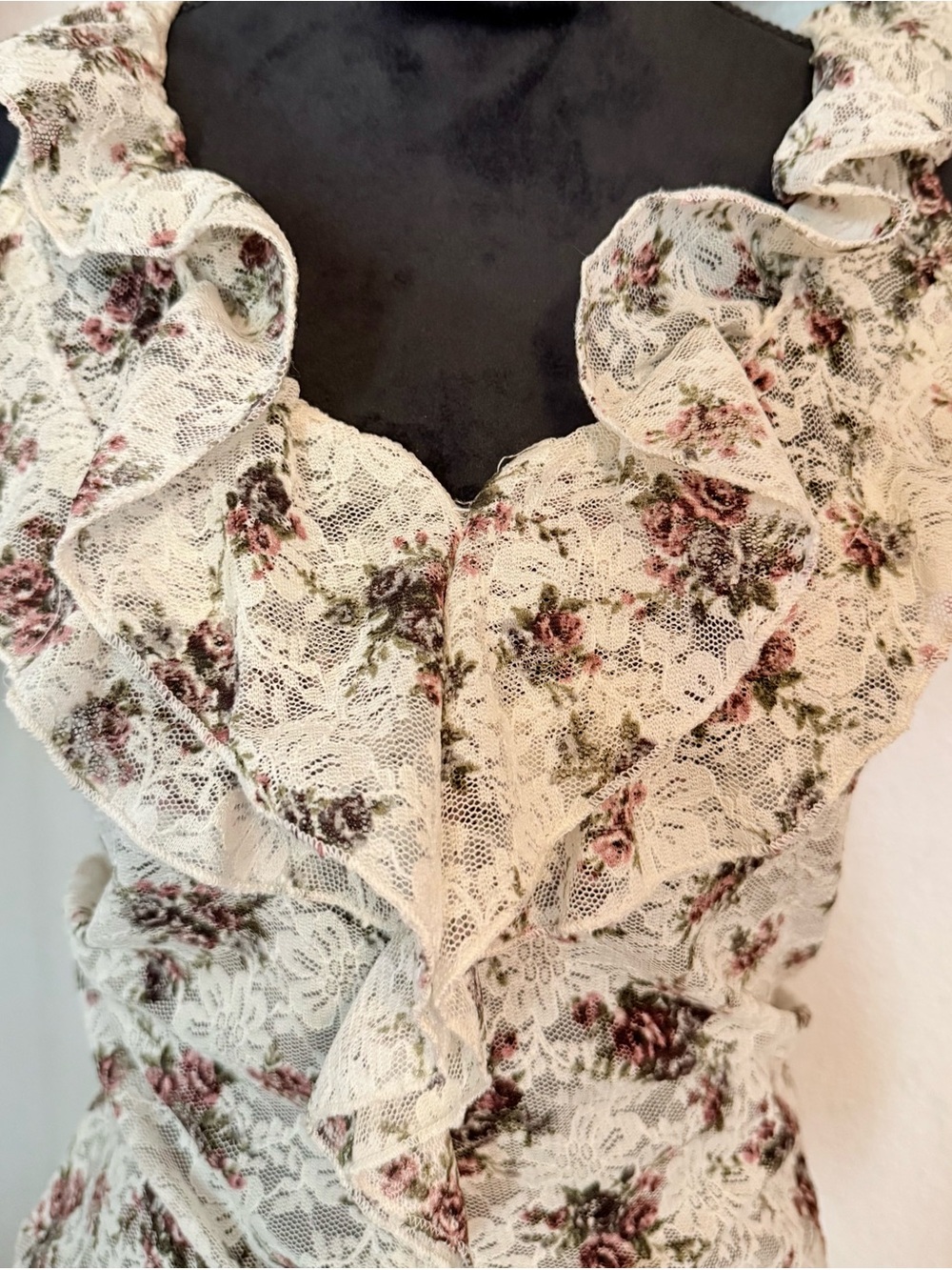 🎀 Vintage Vanity Floral Lace Ruffle Smocked Top 🎀 •Size M•